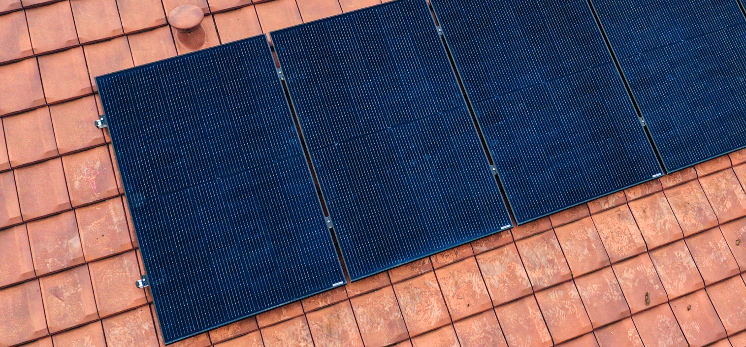 Panneaux photovoltaïques installés sur toit en tuiles mécaniques