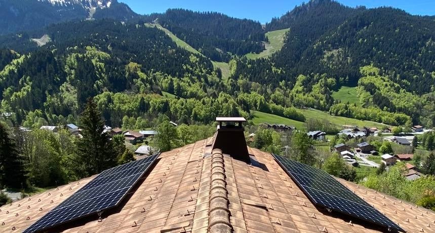 Vue aérienne d'une installation photovoltaïque. Installé par Smart To, installateur panneau solaire Isère