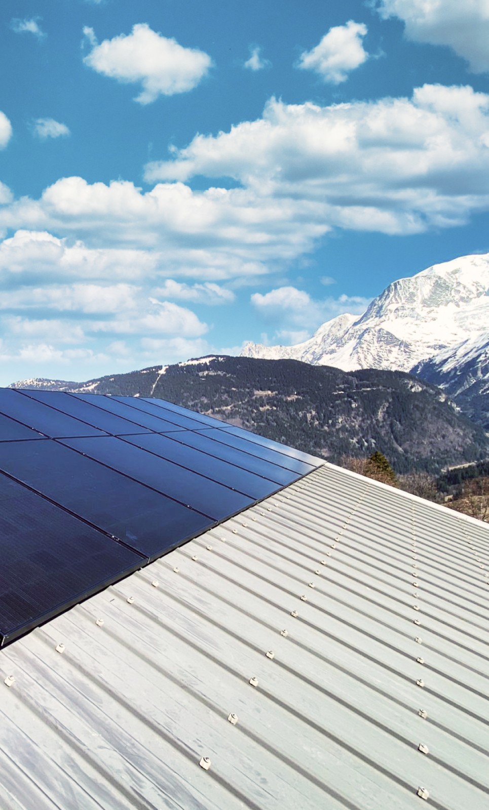 vue panneau photovoltaïque devant le Mont-Blanc