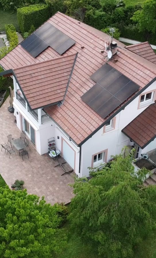 Vue aérienne maison avec panneaux photovoltaïque installé par Smart To
